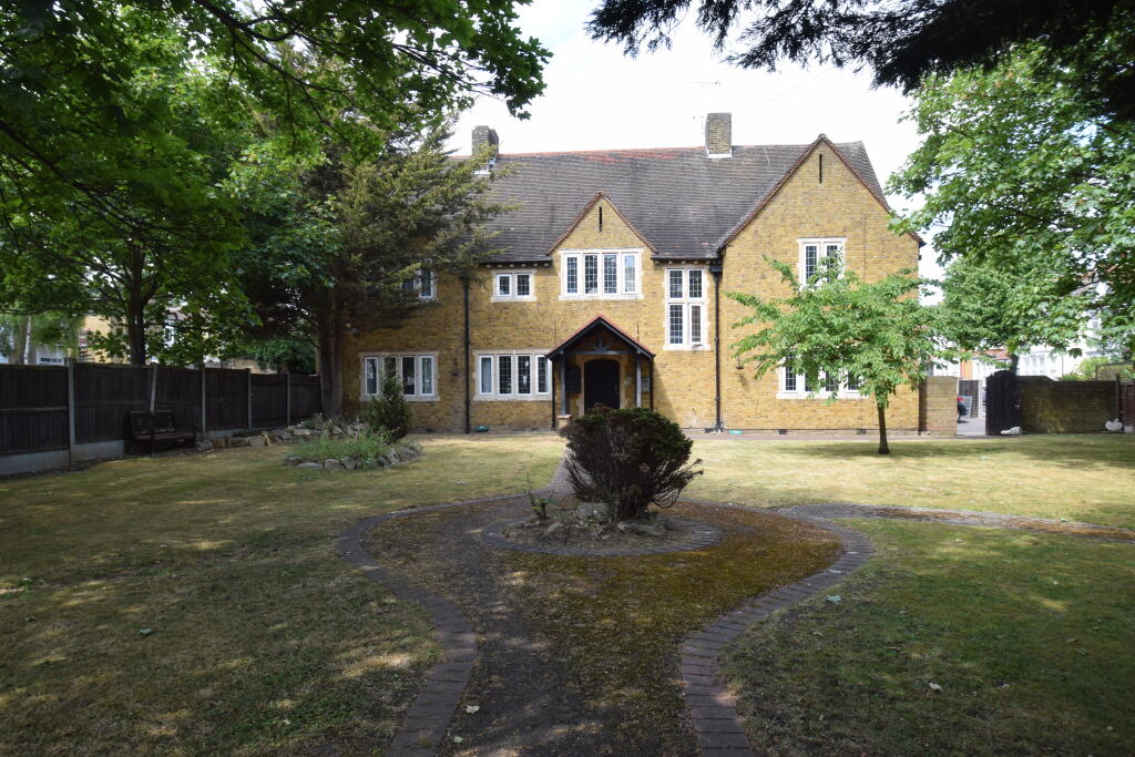 1 bed 1st Floor Flat for rent in Southend-on-Sea. From Ayers & Cruiks - Southend