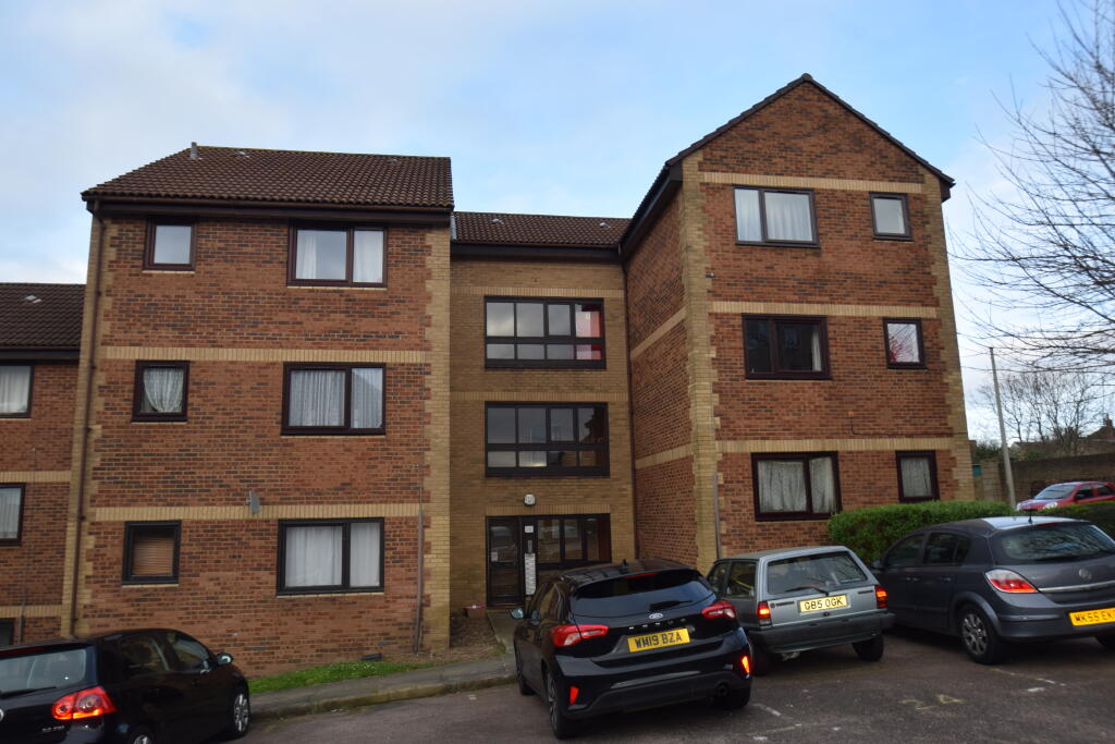 2 bed 1st Floor Flat for rent in Southend-on-Sea. From Ayers & Cruiks - Southend 2 bed 1st Floor Flat for rent in Southend-on-Sea. From Ayers & Cruiks - Southend
