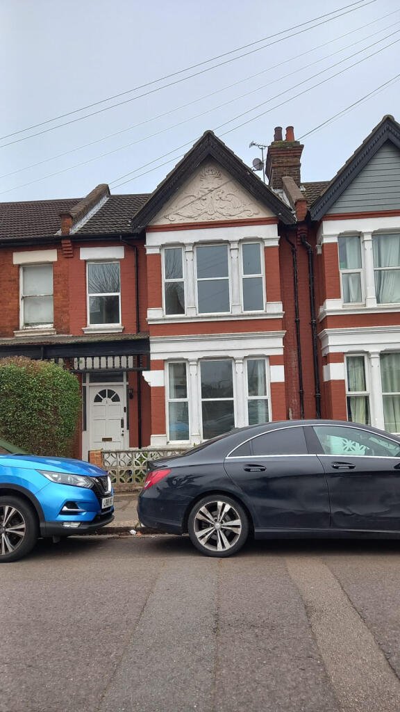 4 bed Mid Terraced House for rent in Southend-on-Sea. From Ayers & Cruiks - Southend 4 bed Mid Terraced House for rent in Southend-on-Sea. From Ayers & Cruiks - Southend