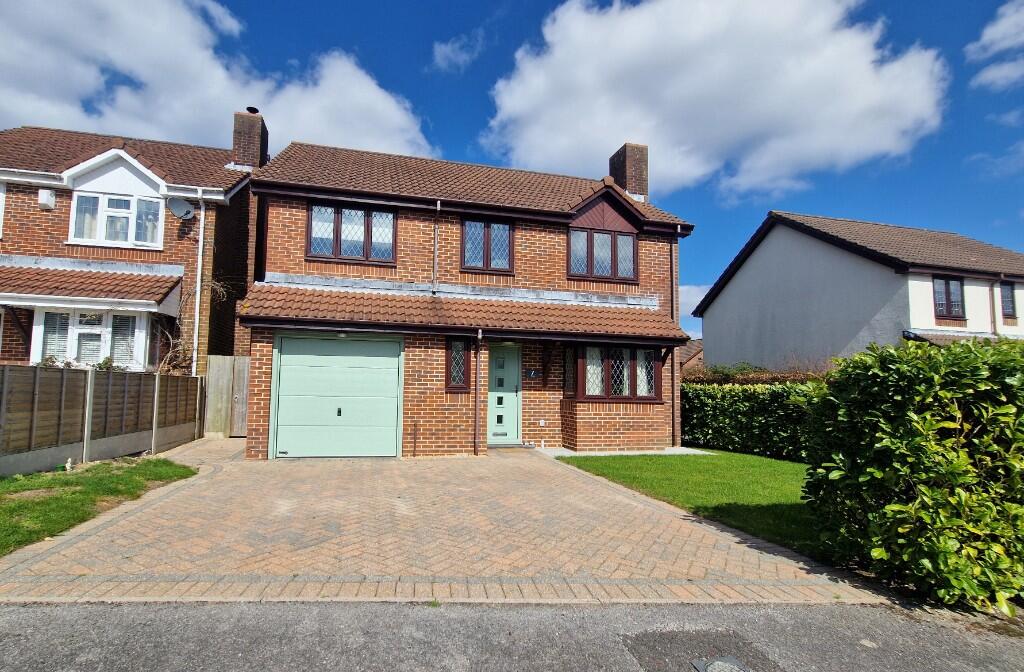 4 bed Detached for rent in Park Gate. From Brambles Estate Agents (Warsash) Ltd - Bursledon