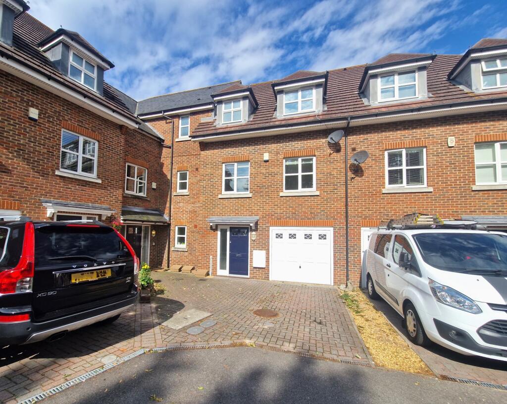 4 bed Town House for rent in Hamble-le-Rice. From Brambles Estate Agents (Warsash) Ltd - Bursledon 4 bed Town House for rent in Hamble-le-Rice. From Brambles Estate Agents (Warsash) Ltd - Bursledon