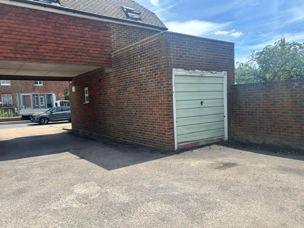 4 bed Garages for rent in Hadlow. From Bracketts Chartered Surveyors - Tonbridge 4 bed Garages for rent in Hadlow. From Bracketts Chartered Surveyors - Tonbridge