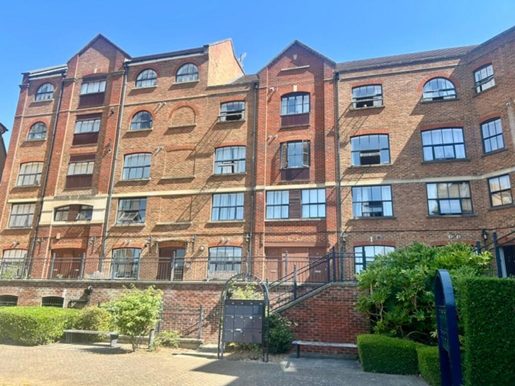 2 bed 1st Floor Flat for rent in Tonbridge. From Bracketts Chartered Surveyors - Tonbridge