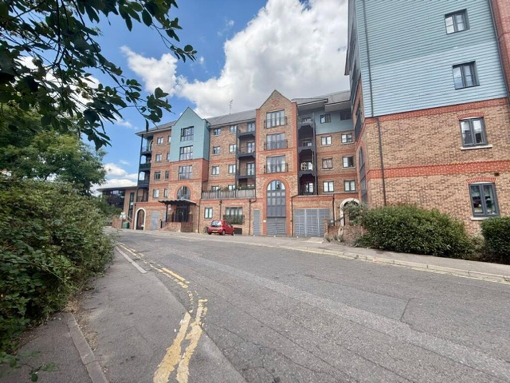 2 bed 1st Floor Flat for rent in Tonbridge. From Bracketts Chartered Surveyors - Tonbridge