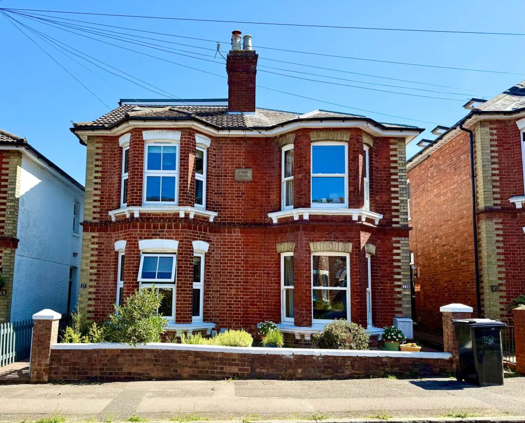 4 bed Semi Detached for rent in Southborough. From Bracketts Chartered Surveyors - Tunbridge Wells