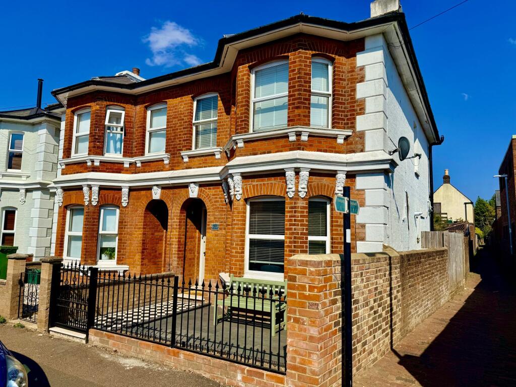 2 bed Semi Detached for rent in Southborough. From Bracketts Chartered Surveyors - Tunbridge Wells