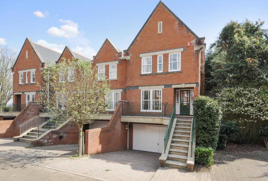 4 bed Town House for rent in Virginia Water. From Barton Wyatt - Virginia Water