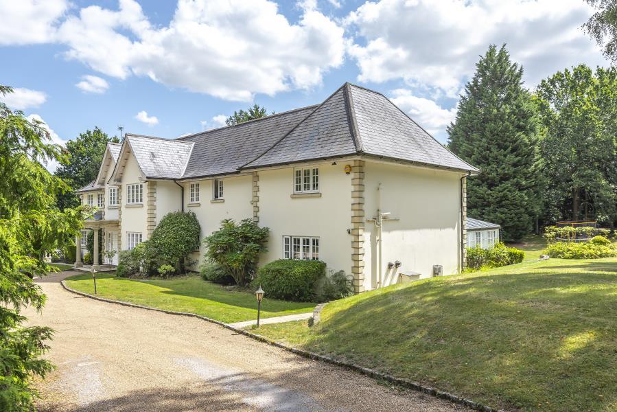 5 bed Detached for rent in Trumps Green. From Barton Wyatt - Virginia Water 5 bed Detached for rent in Trumps Green. From Barton Wyatt - Virginia Water