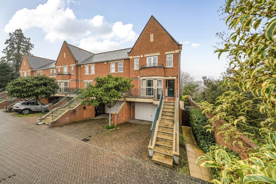 5 bed Town House for rent in Virginia Water. From Barton Wyatt - Virginia Water