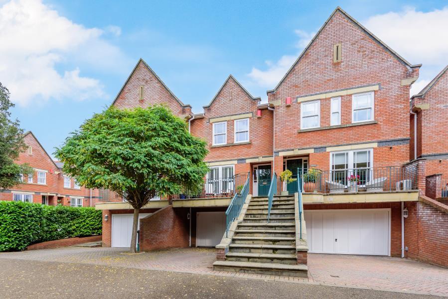 4 bed Town House for rent in Virginia Water. From Barton Wyatt - Virginia Water