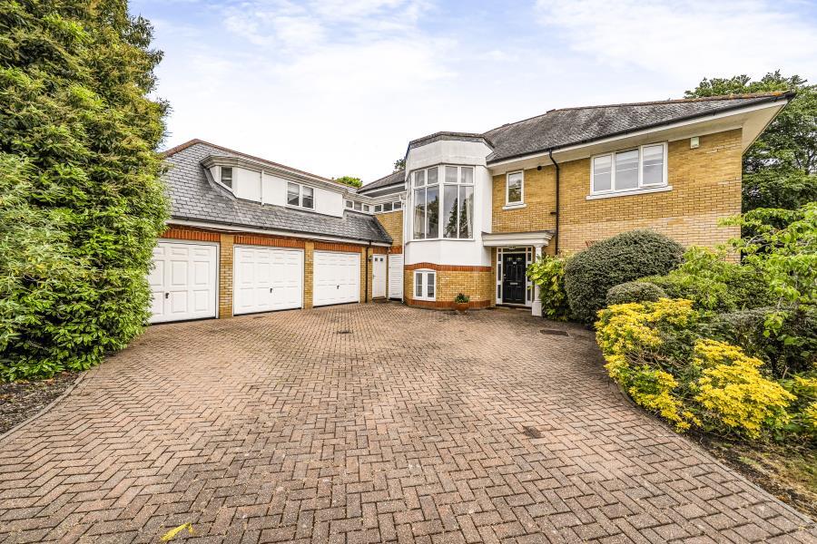 6 bed Mid Terraced House for rent in Egham. From Barton Wyatt - Virginia Water