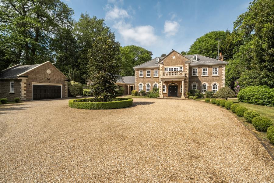 5 bed Detached for rent in Trumps Green. From Barton Wyatt - Virginia Water 5 bed Detached for rent in Trumps Green. From Barton Wyatt - Virginia Water