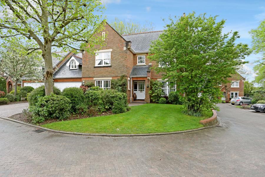 4 bed Mid Terraced House for rent in Virginia Water. From Barton Wyatt - Virginia Water