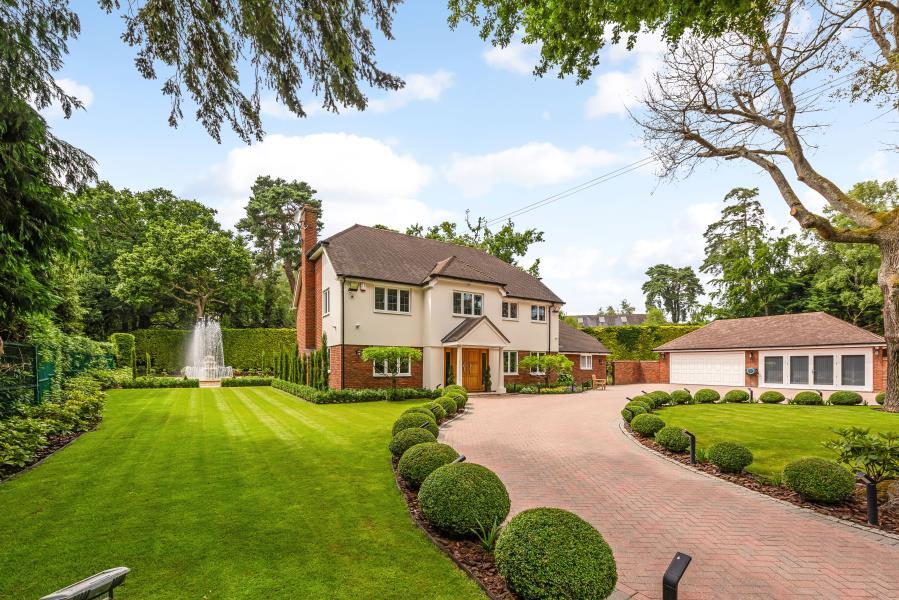 4 bed Detached for rent in Trumps Green. From Barton Wyatt - Virginia Water 4 bed Detached for rent in Trumps Green. From Barton Wyatt - Virginia Water