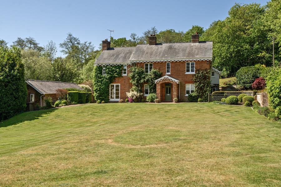4 bed Detached for rent in Trumps Green. From Barton Wyatt - Virginia Water 4 bed Detached for rent in Trumps Green. From Barton Wyatt - Virginia Water