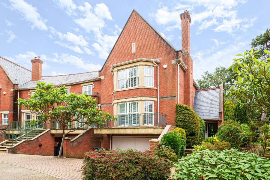 5 bed Mid Terraced House for rent in Virginia Water. From Barton Wyatt - Virginia Water