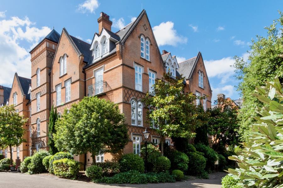 2 bed 1st Floor Flat for rent in Virginia Water. From Barton Wyatt - Virginia Water