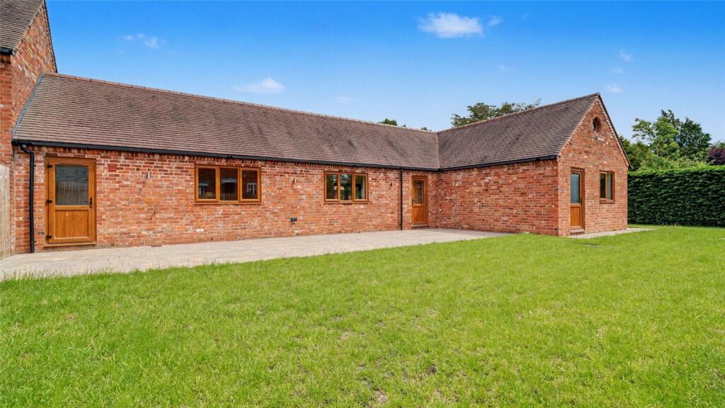 2 bed Bungalow for rent in . From Black & Golds Estate Agents - Solihull