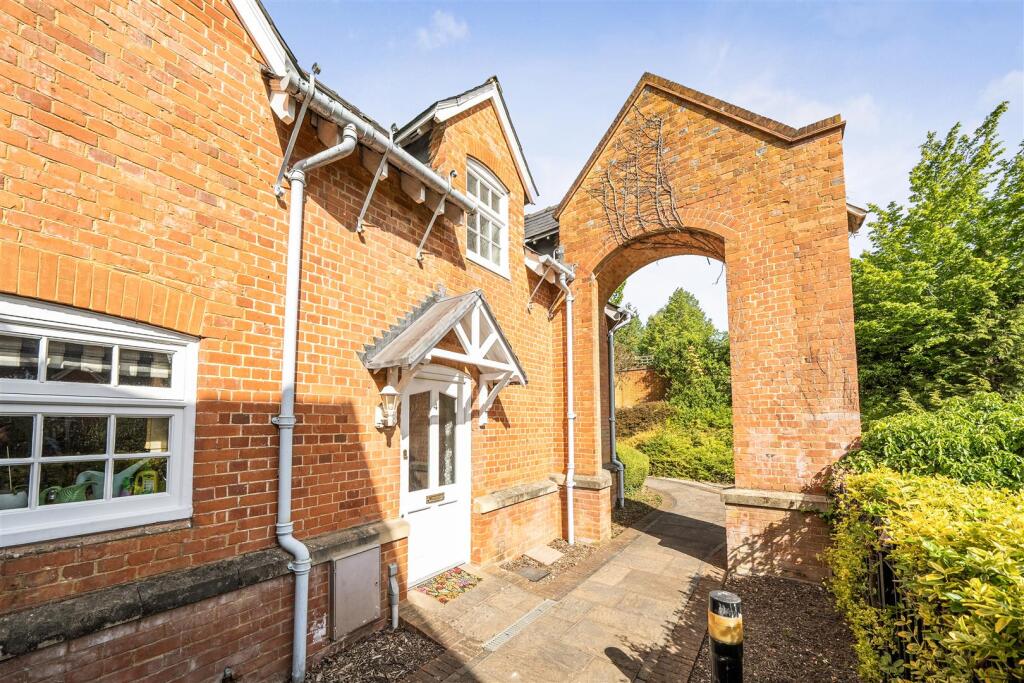 3 bed Mid Terraced House for rent in Basingstoke. From Brockenhurst Estate Agents - Ludgershall