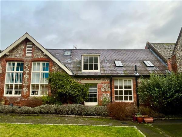 3 bed Apartment for rent in Whitchurch. From Brockenhurst Estate Agents - Ludgershall
