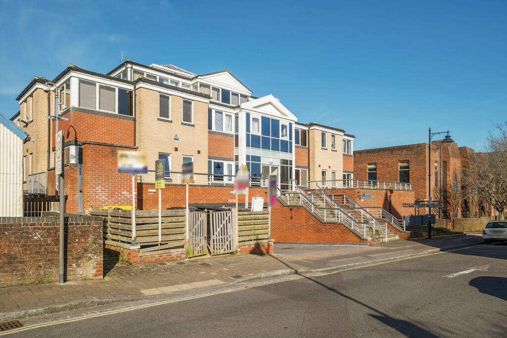 1 bed Apartment for rent in Basingstoke. From Brockenhurst Estate Agents - Ludgershall 1 bed Apartment for rent in Basingstoke. From Brockenhurst Estate Agents - Ludgershall