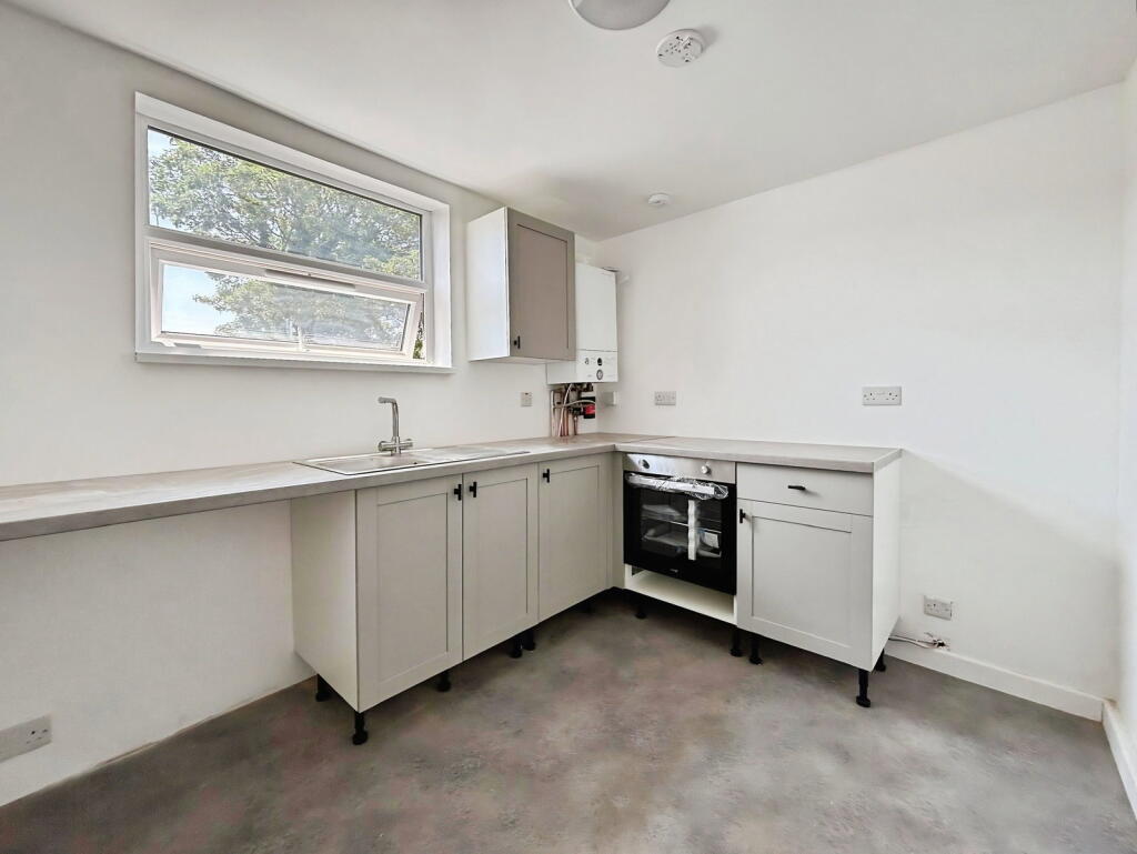 2 bed 1st Floor Flat for rent in Chatham. From Brookbanks Estate Agents - Swanley
