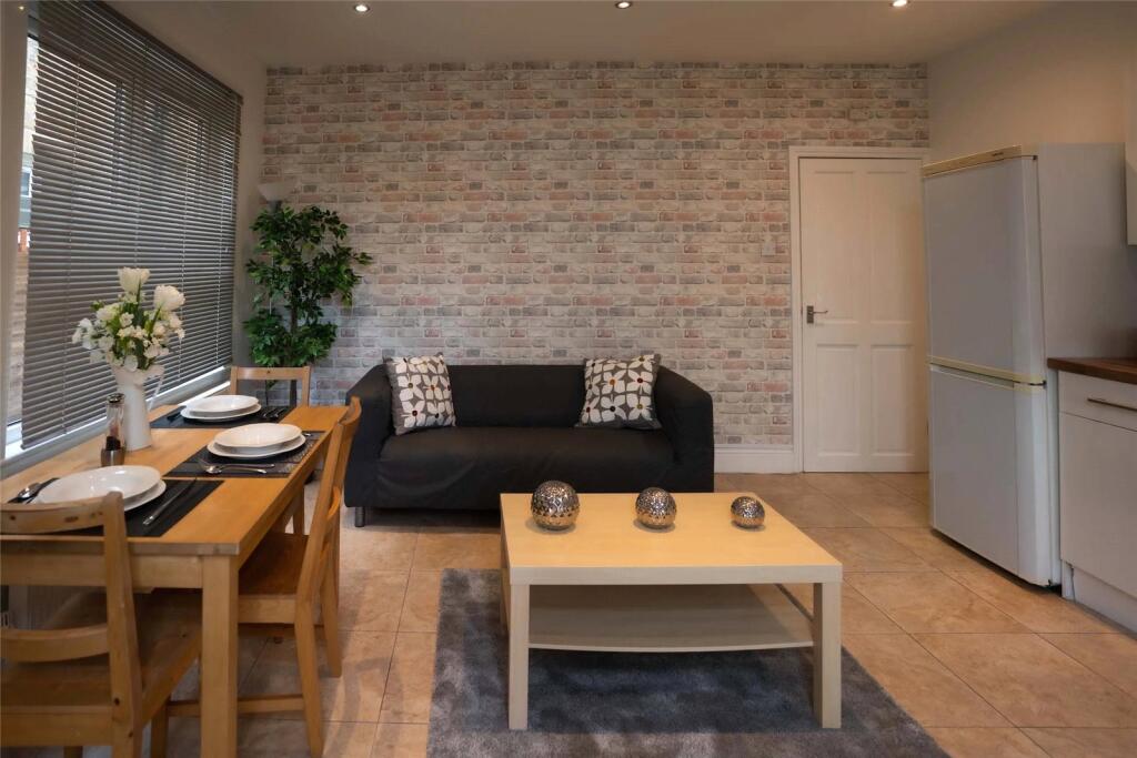 3 bed Apartment for rent in Catford. From Bryan & Keegan - London