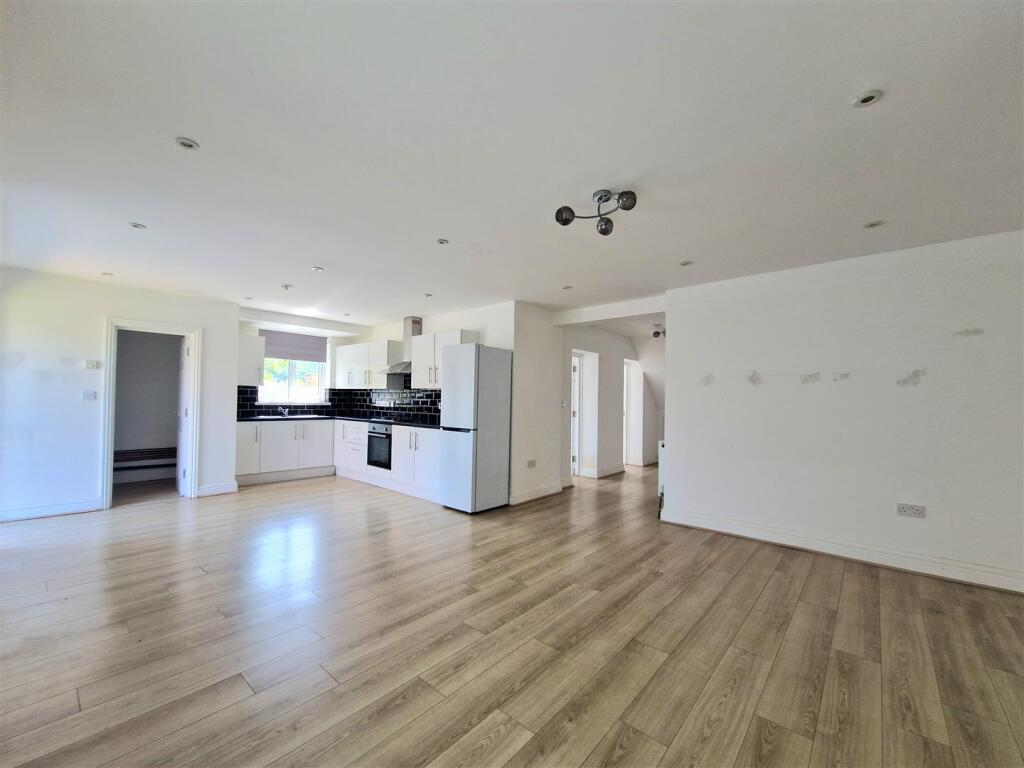 3 bed Annexe for rent in Greenford. From Bryan Maher - Wembley