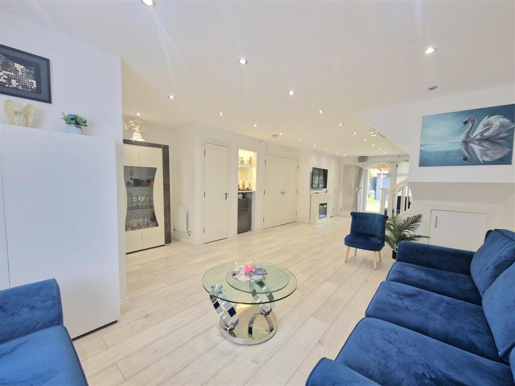 4 bed Town House for rent in Wembley. From Bryan Maher - Wembley