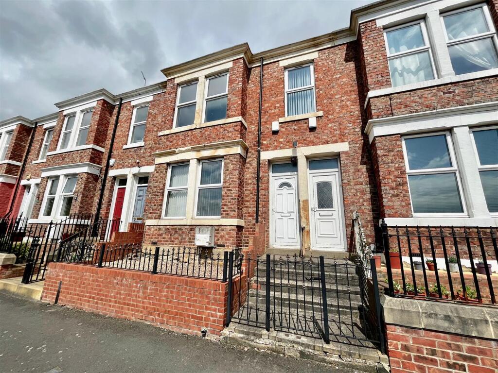 3 bed 1st Floor Flat for rent in Gateshead. From Carousel Estate Agents - Gateshead