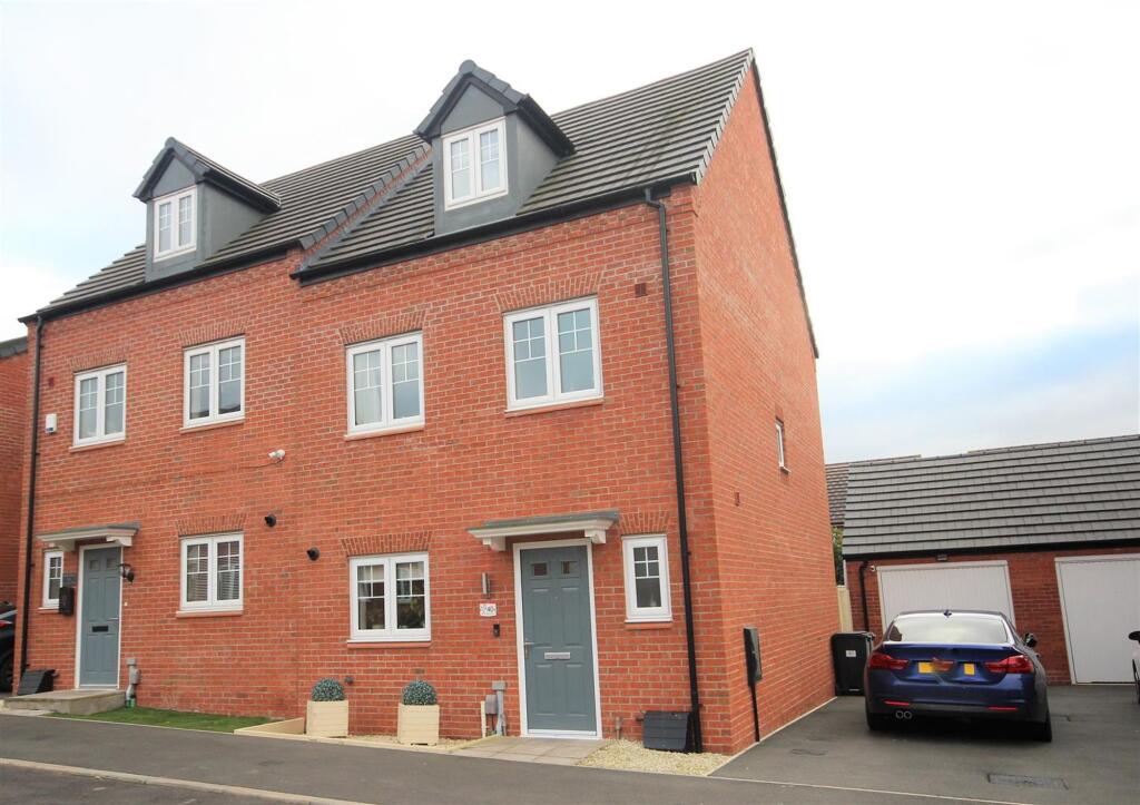 4 bed Semi Detached for rent in Nuneaton. From Carters Estate Agents - Nuneaton