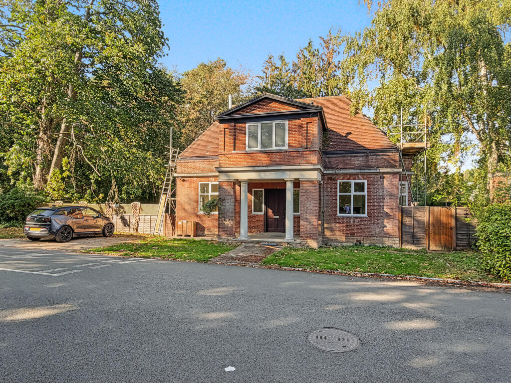 3 bed Detached for rent in Burwood Park. From Castle Wildish - Hersham 3 bed Detached for rent in Burwood Park. From Castle Wildish - Hersham