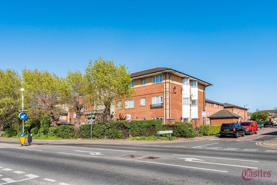 2 bed 1st Floor Flat for rent in Edmonton. From Castles Estate Agents - Edmonton - Sales