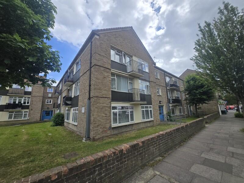 3 bed Mid Terraced House for rent in Waltham Cross. From Castles Estate Agents - Edmonton - Sales 3 bed Mid Terraced House for rent in Waltham Cross. From Castles Estate Agents - Edmonton - Sales