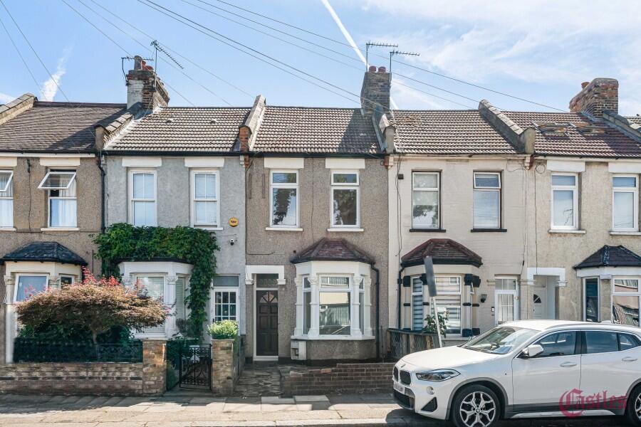 3 bed 1st Floor Flat for rent in Sewardstone. From Castles Estate Agents - Edmonton - Sales