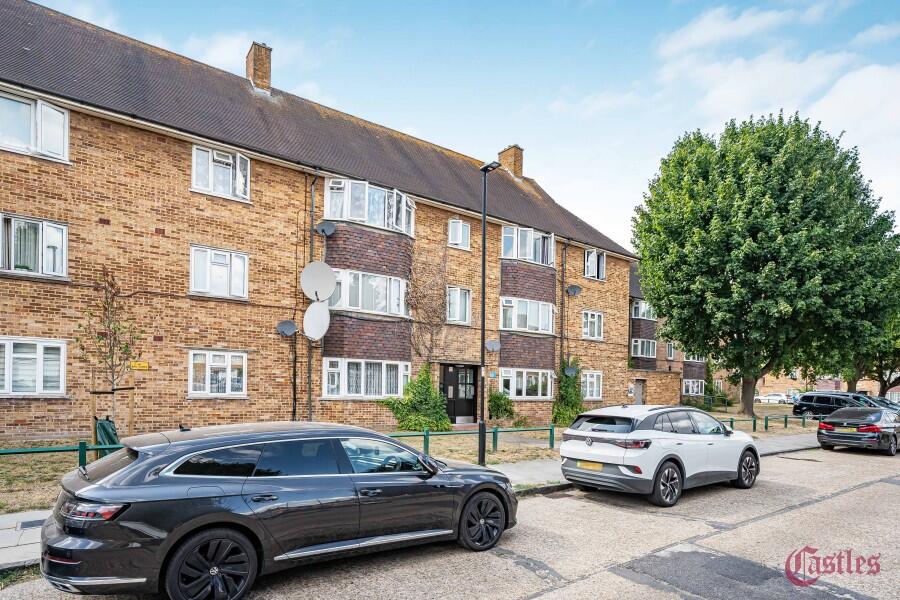2 bed 1st Floor Flat for rent in Waltham Cross. From Castles Estate Agents - Edmonton - Sales