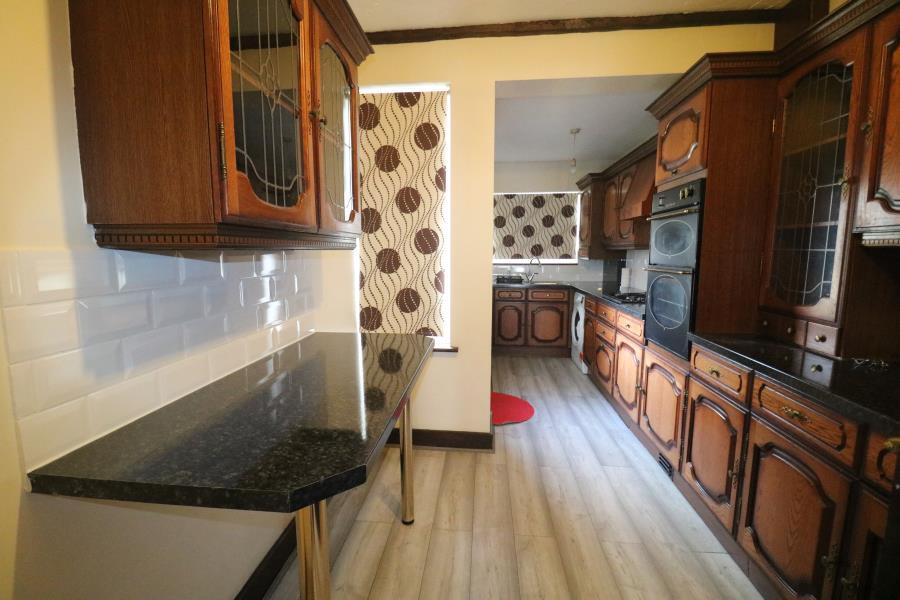 3 bed 1st Floor Flat for rent in Edmonton. From Castles Estate Agents - Edmonton - Sales