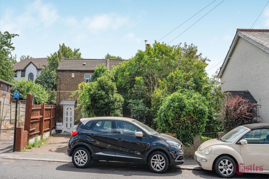 2 bed Mid Terraced House for rent in Wood Green. From Castles Estate Agents - Edmonton - Sales