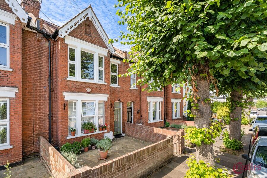 3 bed 1st Floor Flat for rent in Crews Hill. From Castles Estate Agents - Edmonton - Sales
