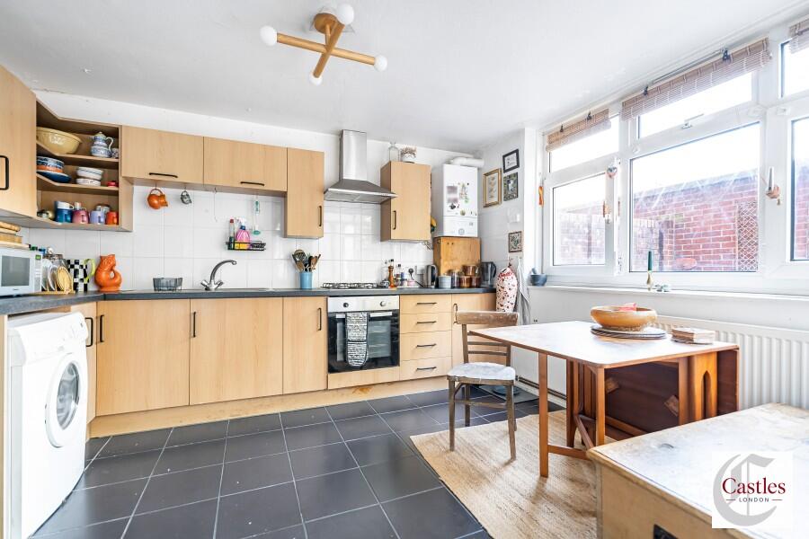 2 bed 1st Floor Flat for rent in Tottenham. From Castles Estate Agents - Edmonton - Sales