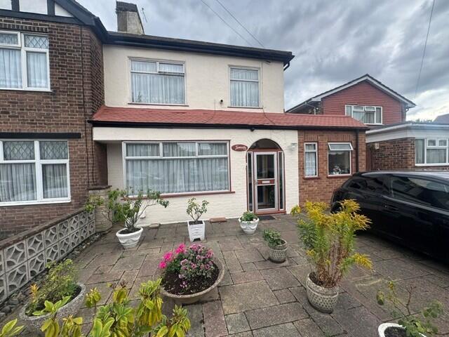 2 bed 1st Floor Flat for rent in Edmonton. From Castles Estate Agents - Edmonton - Sales