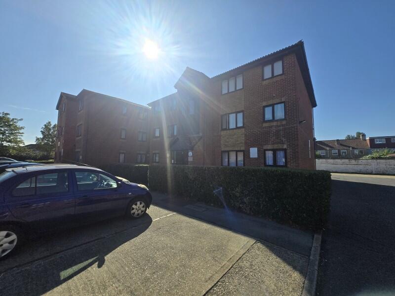 1 bed 1st Floor Flat for rent in Edmonton. From Castles Estate Agents - Edmonton - Sales