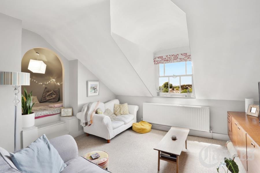 2 bed 1st Floor Flat for rent in Hornsey. From Castles Estate Agents - Crouch End