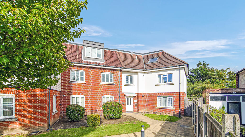 2 bed 1st Floor Flat for rent in Romford. From Century 21 Goodmayes - Ilford