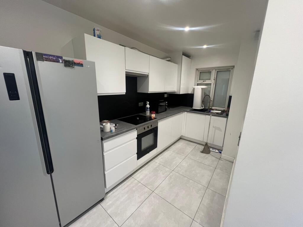 3 bed Mid Terraced House for rent in Romford. From Century 21 Goodmayes - Ilford