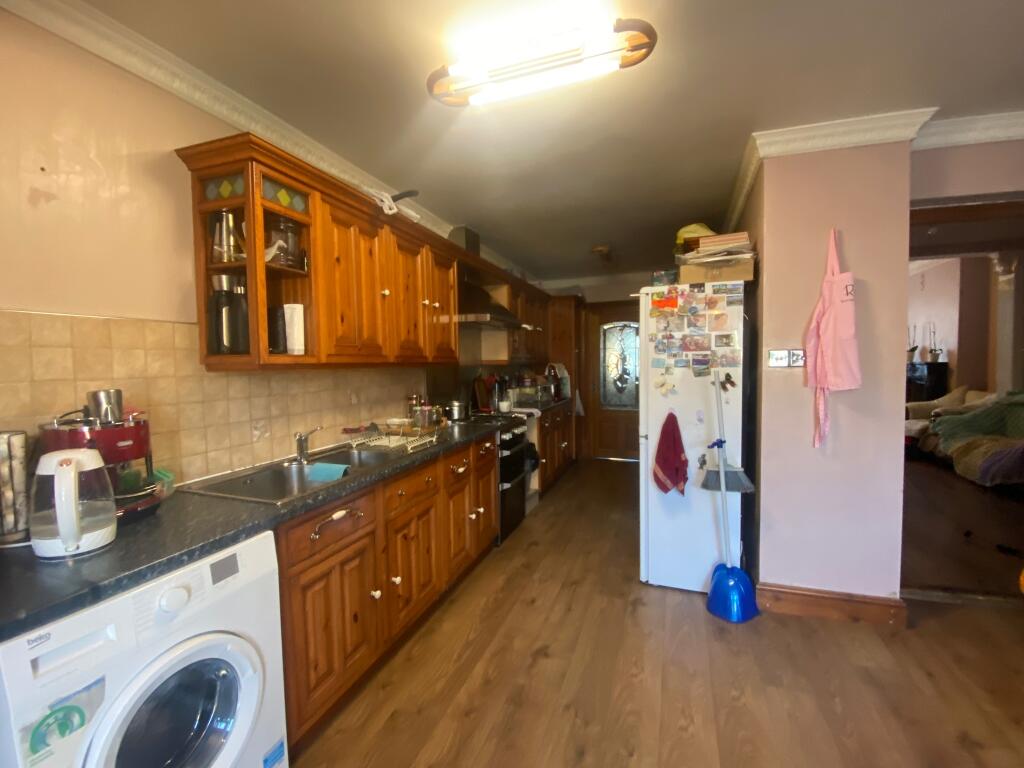 4 bed Mid Terraced House for rent in Ilford. From Century 21 Goodmayes - Ilford