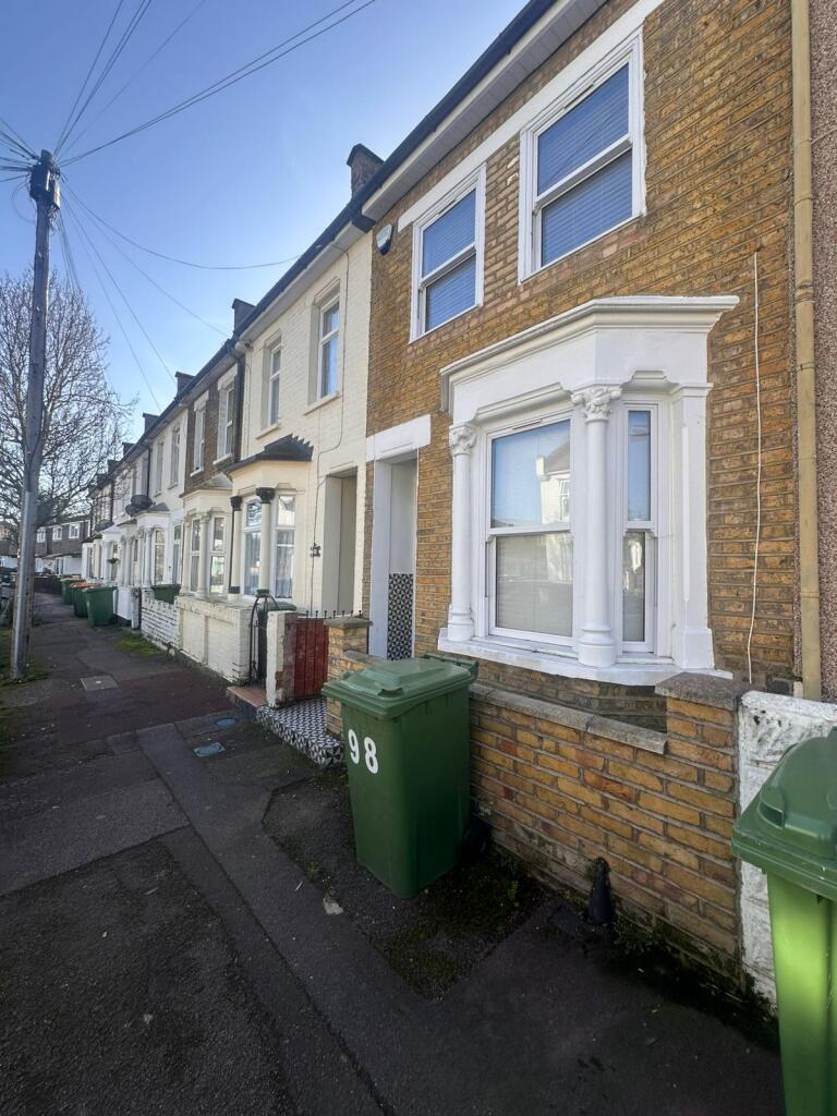 3 bed Mid Terraced House for rent in Stratford. From Century 21 Goodmayes - Ilford 3 bed Mid Terraced House for rent in Stratford. From Century 21 Goodmayes - Ilford
