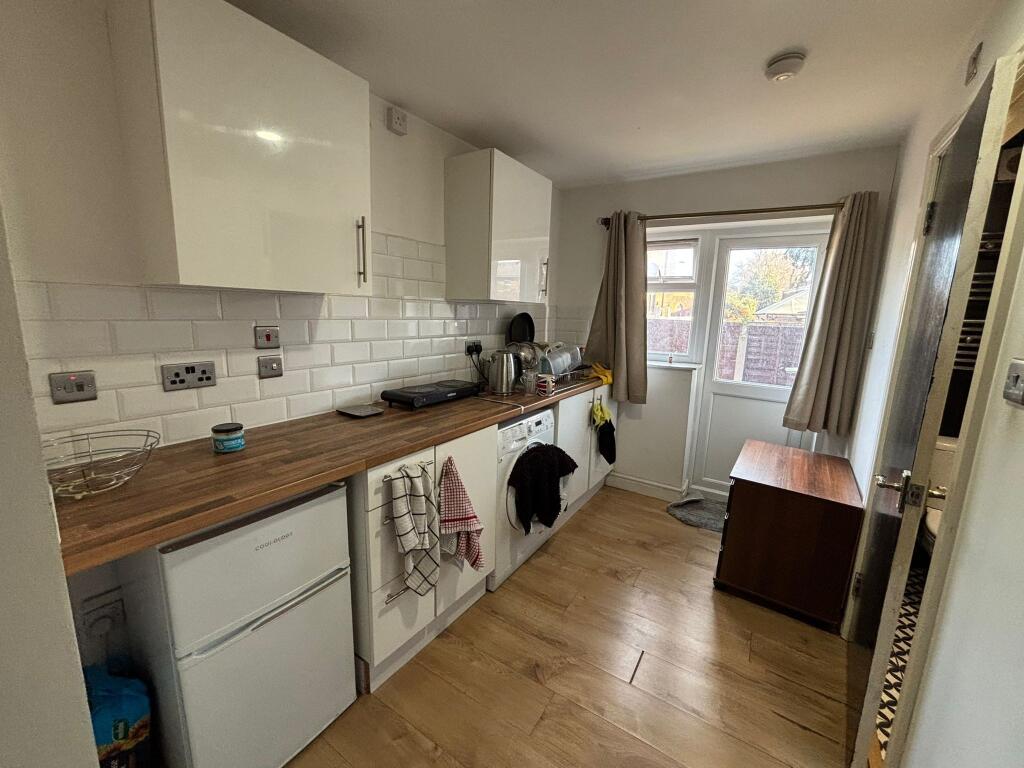 4 bed Studio for rent in Woodford. From Century 21 Goodmayes - Ilford
