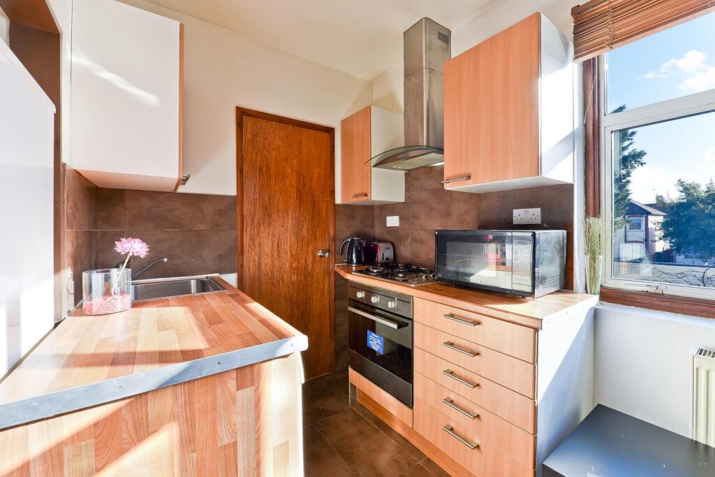 2 bed 1st Floor Flat for rent in Ilford. From Century 21 Goodmayes - Ilford