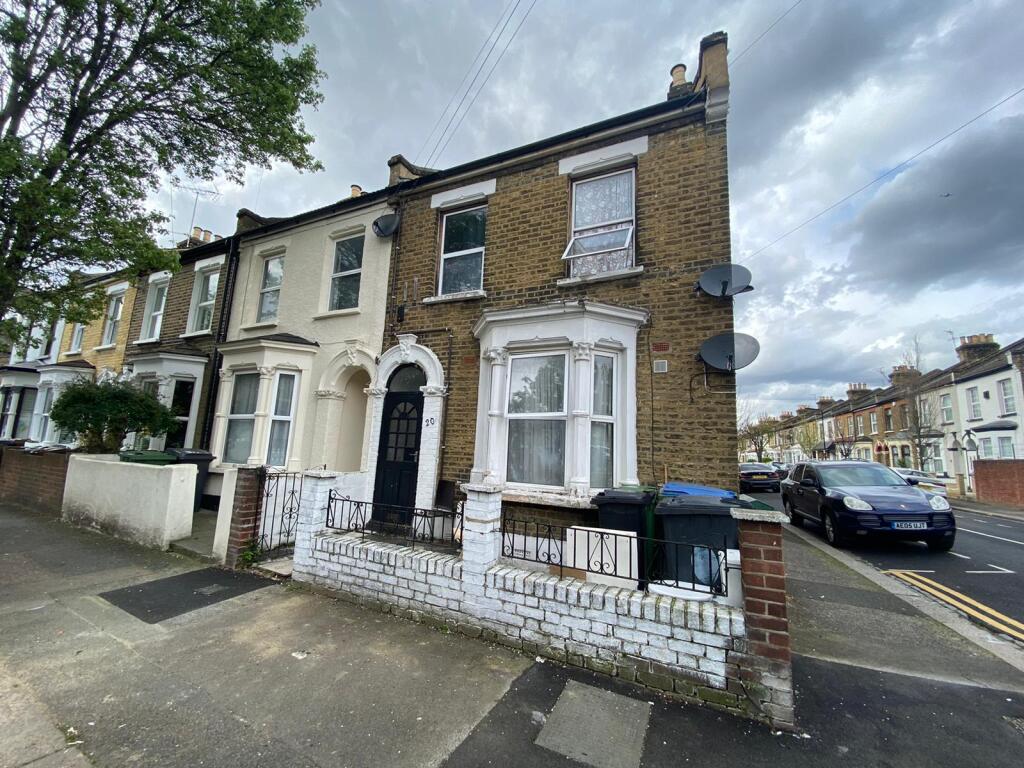 2 bed 1st Floor Flat for rent in Wanstead. From Century 21 Goodmayes - Ilford